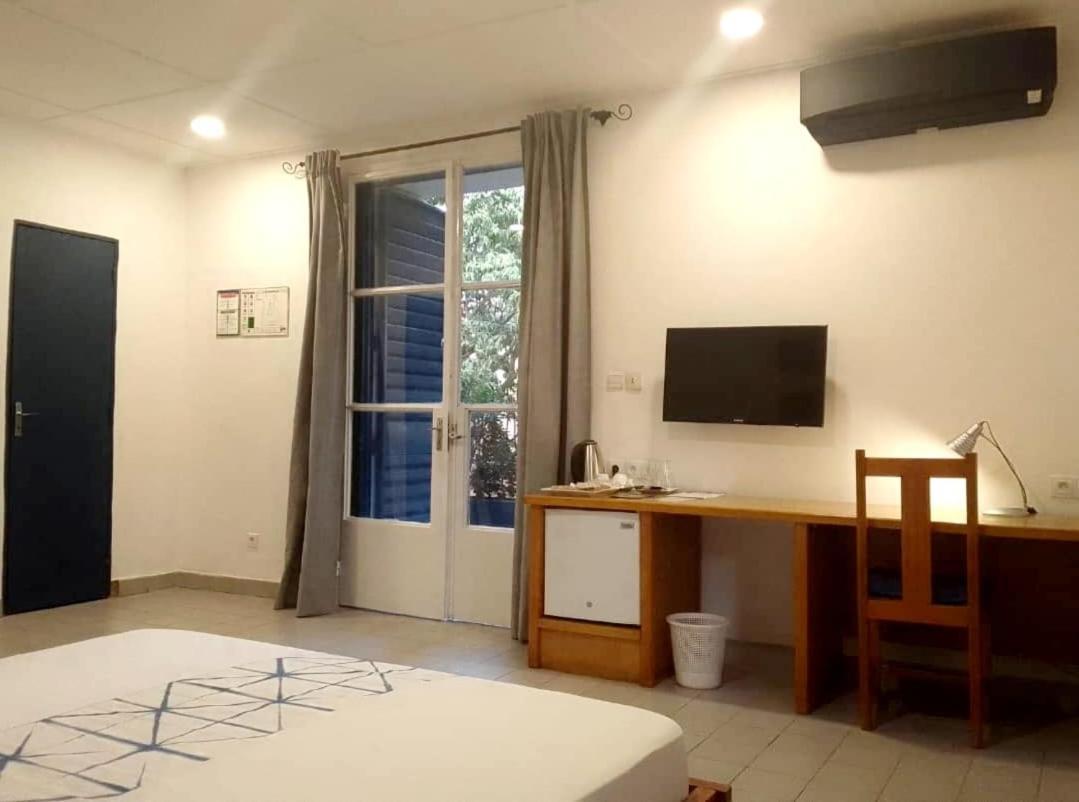 Hotel Les Palmiers 와가두구 외부 사진