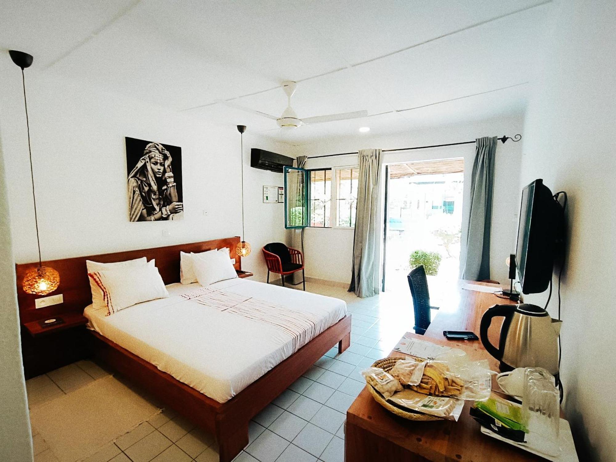 Hotel Les Palmiers 와가두구 외부 사진